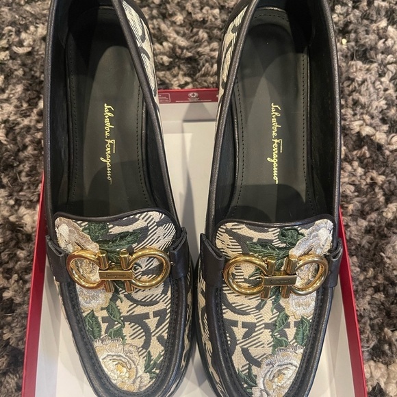 Ferragamo Loafers, excellent condition, worn once. Size 7 1/2. - Picture 7 of 7